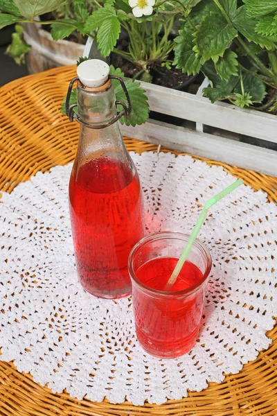 Dricka i ett glas på ett bord i trädgården — Stockfoto