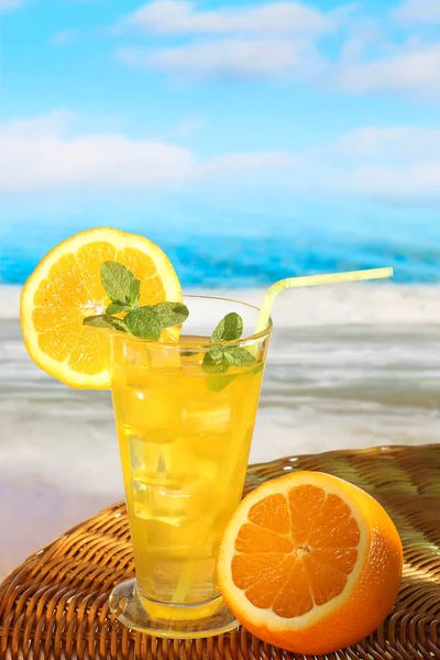 Sommerdrink mit verschwommenem Strand auf Hintergrund — Stockfoto