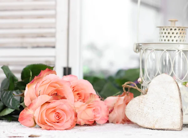 Прекрасный букет персиковых роз в потрепанном стиле на зеркальном балконе — стоковое фото