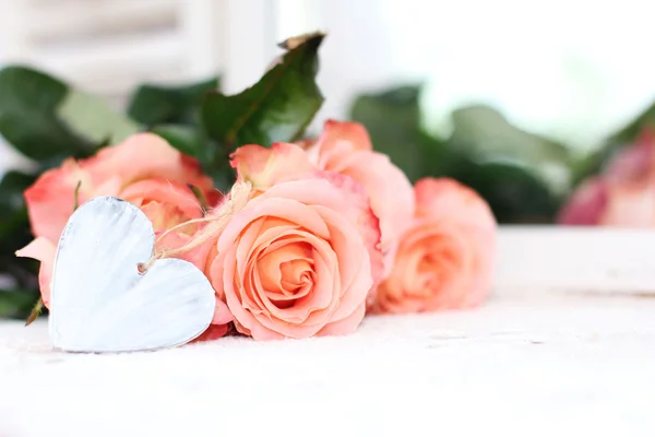Beautiful bouquet of peach roses in shabby style on a mirror bac — Stock Photo, Image