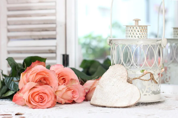 Beau bouquet de roses pêche dans le style shabby sur un miroir bac — Photo