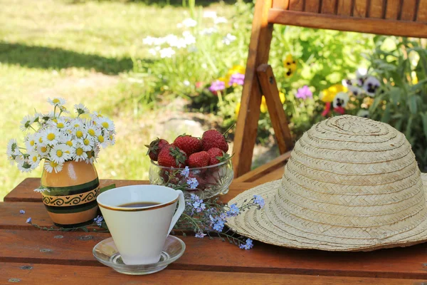 Kaffe i trädgården på sommaren — Stockfoto