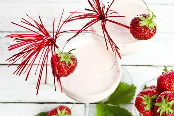 Клубничный коктейль со свежими ягодами — стоковое фото