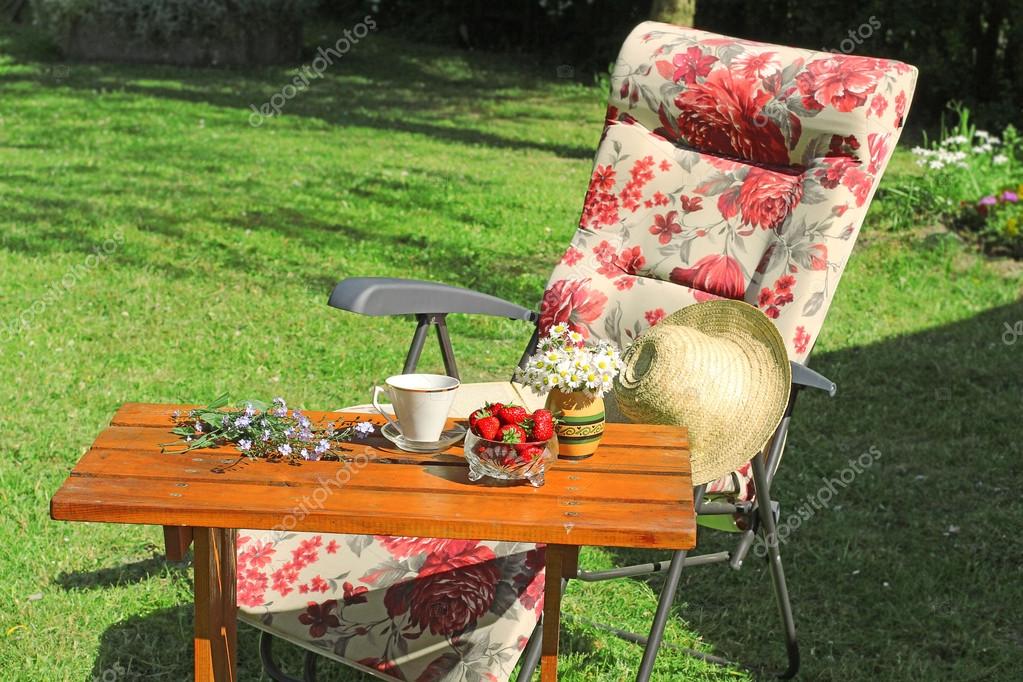 Kaffee im Garten im Sommer Stockfotografie lizenzfreie