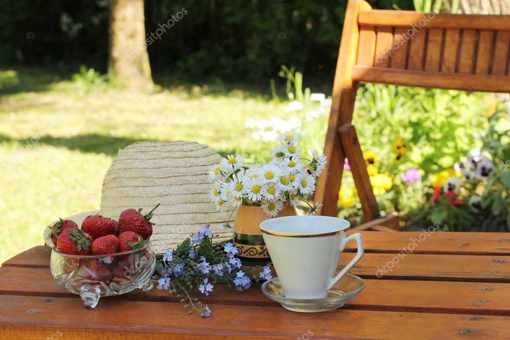 Kaffee im Garten im Sommer Stockfotografie lizenzfreie