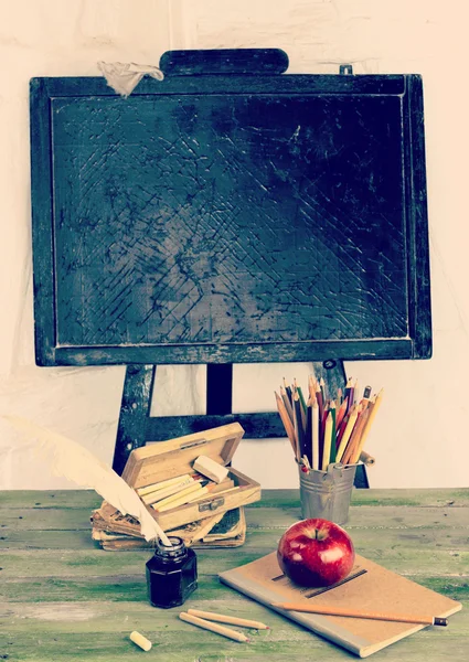 Zurück zur Schule - Tafel und Schulausstattung im alten Stil — Stockfoto