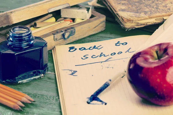 Vintage apparatuur naar school op een houten achtergrond — Stockfoto