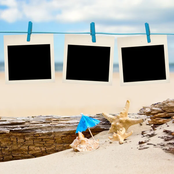 Fotos instantáneas en blanco colgadas en el tendedero de la playa —  Fotos de Stock