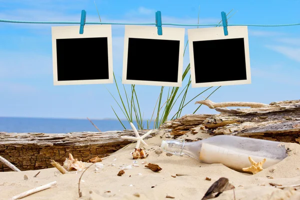 Fotos instantâneas em branco penduradas no varal na praia — Fotografia de Stock