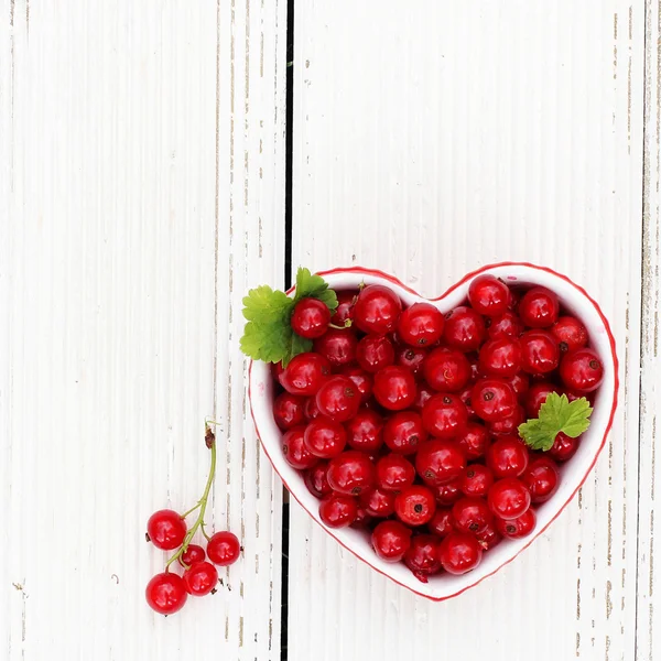 Ribes in una scatola di cuore su tavolo di legno — Foto Stock