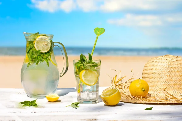 Zitronengetränk und Strand im Hintergrund — Stockfoto