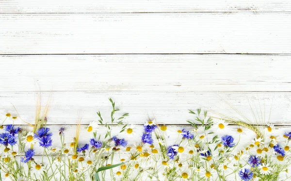 Flores silvestres de verano y centeno sobre fondo de madera — Foto de Stock