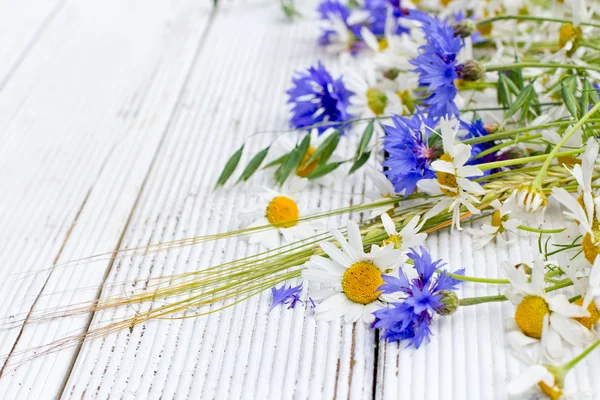 Zomer wilde bloemen en rogge op houten achtergrond — Stockfoto