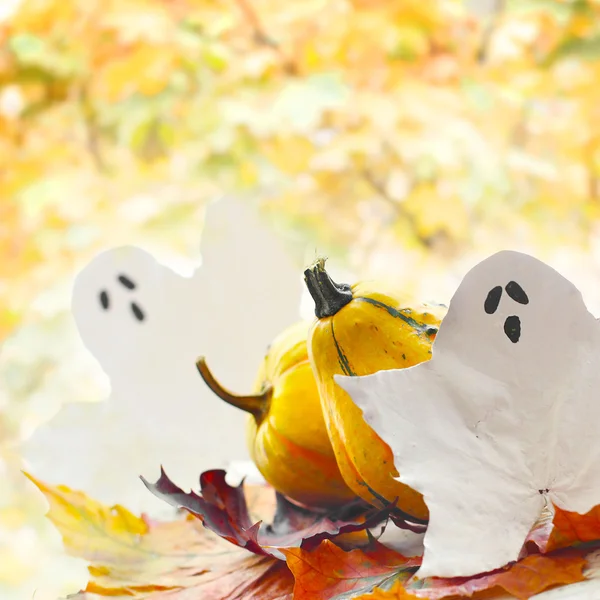 Fantasmi e zucche su uno sfondo di legno — Foto Stock