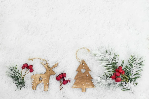 Sfondo natalizio con renne in legno — Foto Stock