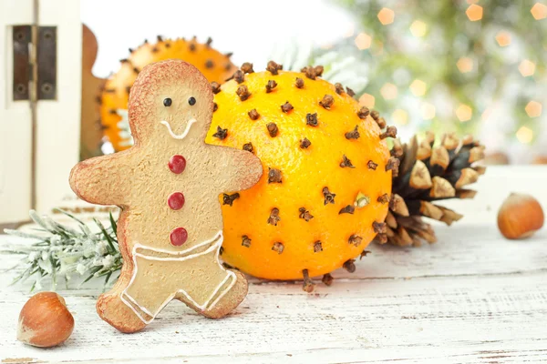 Oranges with cloves and gingerbreads — Stock Photo, Image