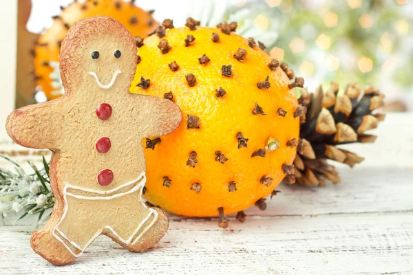 Oranges with cloves and gingerbreads — Stock Photo, Image