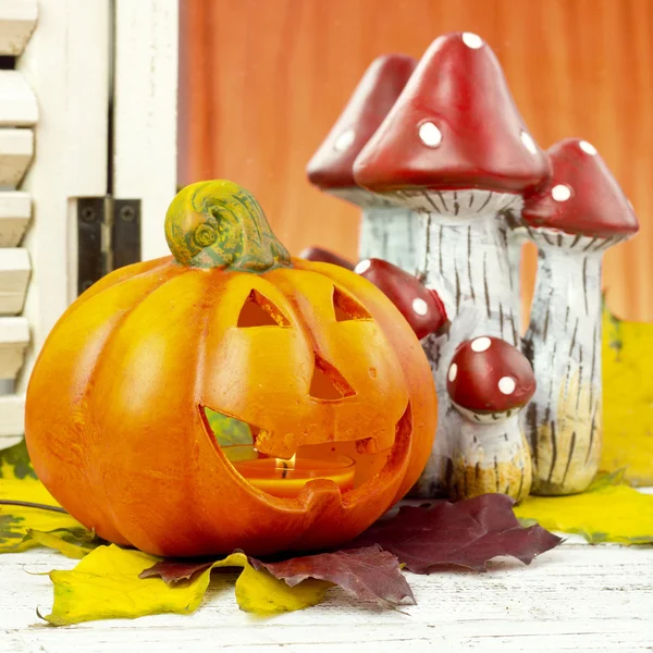 Calabazas y hojas de otoño sobre fondo de madera — Foto de Stock