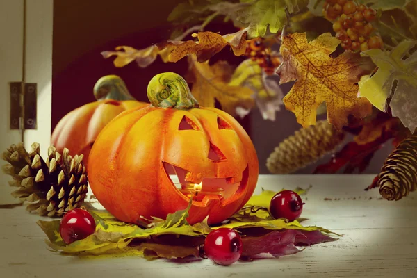 Calabazas y hojas de otoño sobre fondo de madera — Foto de Stock