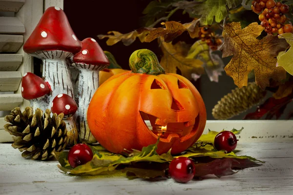 Calabazas y hojas de otoño sobre fondo de madera — Foto de Stock