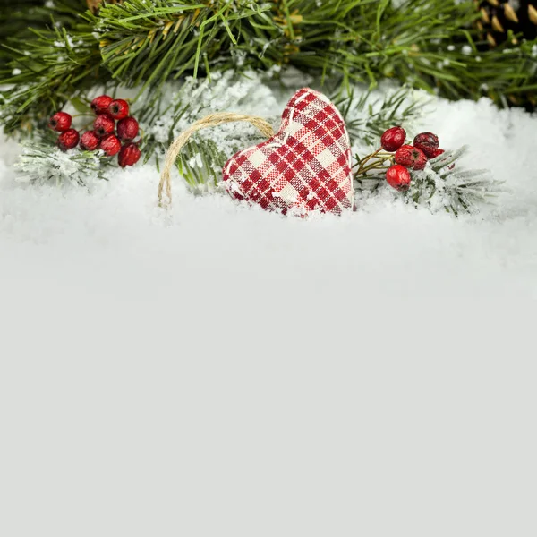 Noel dekorasyon kırmızı kalp ve çam ile — Stok fotoğraf