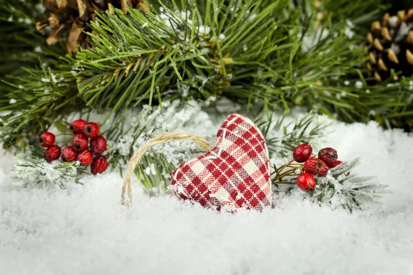 Decoração de Natal com coração vermelho e pinho — Fotografia de Stock