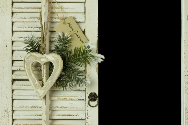 Decorazione di Natale appeso su sfondo in legno rustico — Foto Stock