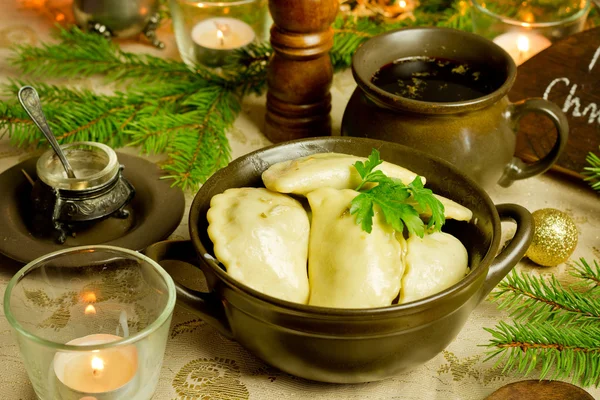 传统的圣诞红罗宋汤用塞满肉饺子 — 图库照片