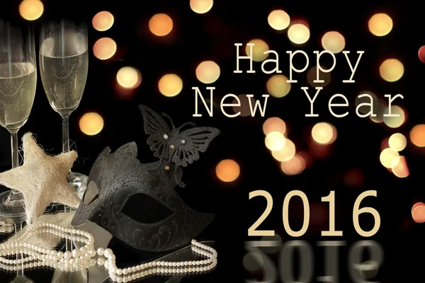 Karnaval maskesi ve siyah arka plan üzerine şampanya — Stok fotoğraf