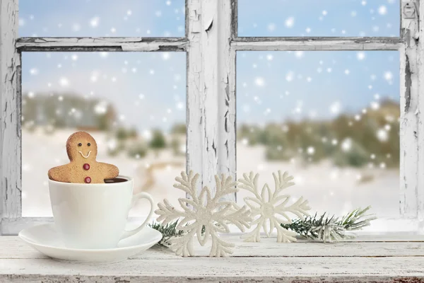 Taza de café sobre un fondo nevado ventana del día —  Fotos de Stock