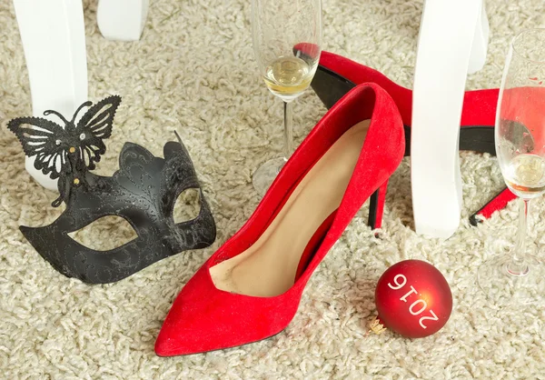 Şampanya bardağı ayakkabılarla kırmızı parti — Stok fotoğraf