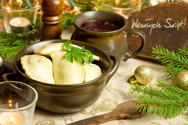 Traditional Christmas red borscht with meat filled dumplings — Stock Photo, Image
