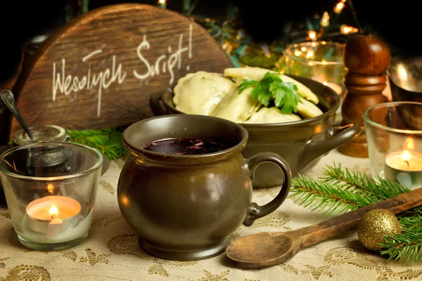 Traditional Christmas red borscht with meat filled dumplings — Stock Photo, Image