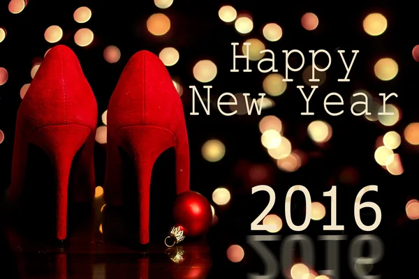 Παπούτσια κόκκινο συμβαλλόμενο μέρος και Ευτυχισμένο το νέο έτος κείμενο — Φωτογραφία Αρχείου