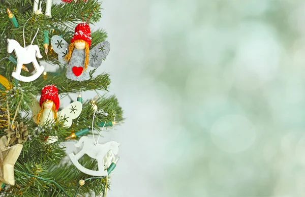 Χριστουγεννιάτικο δέντρο και χριστουγεννιάτικα στολίδια — Φωτογραφία Αρχείου
