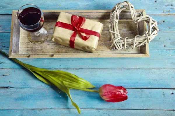Romantischer rustikaler Hintergrund mit Herz, Geschenk und Tulpe — Stockfoto