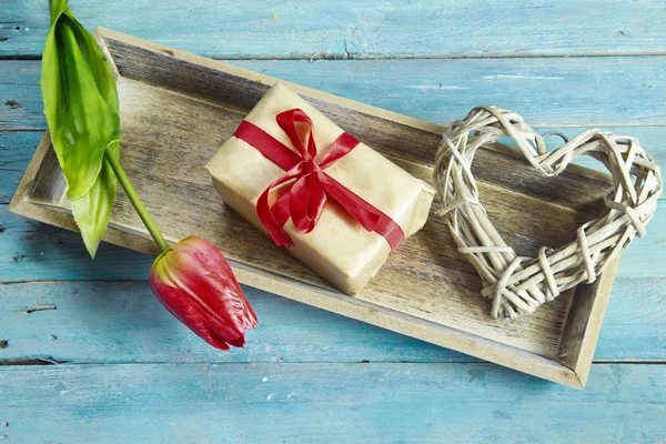 Romantikus, rusztikus háttér, szív-, ajándék- és tulipán — Stock Fotó