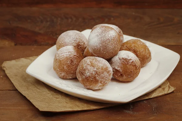 Rosquillas frescas con mermelada —  Fotos de Stock