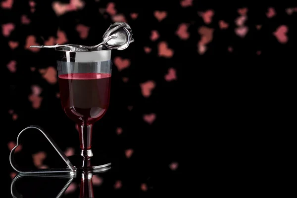 Composition avec vin rouge en verres, roses argentées et coeur. Va — Photo