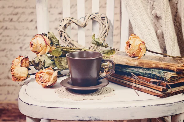 Vintage oude boeken, rozen en kopje koffie — Stockfoto