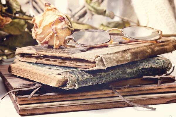 Винтажные старые книги, розы и чашка кофе — стоковое фото