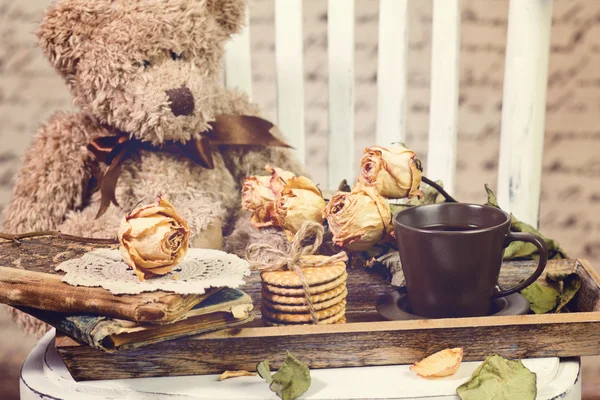 Vintage gamla böcker, rosor och fika — Stockfoto