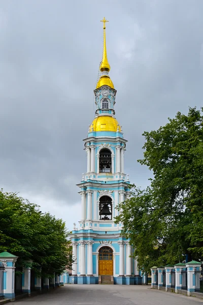 Sint-Petersburg, de klokkentoren van de orthodoxe kathedraal — Stockfoto