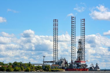 Kronstadt, iskelede bir Yüzer sondaj platformu