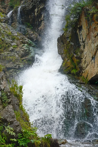 Kamyshlinsky vattenfall på Altai-bergen — Stockfoto