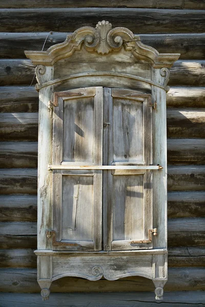 Eski ahşap evin penceresi — Stok fotoğraf