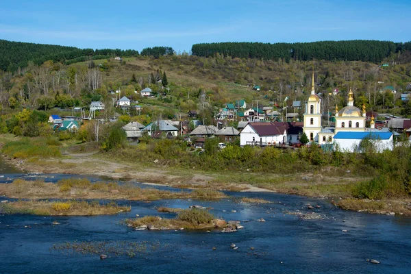 Telbes Nehri, Gornaya Shoria, Kemerovo bölgesi-Kuzbass 'ın sol yakasındaki Mundybash köyünün manzarası