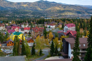  Yeşil dağdan Sheregesh köyüne, Shoria Dağı, Kemerovo Bölgesi - Kuzbass