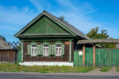 Mariinsk, Rusya - 18 Temmuz 2020: Şehrin tarihi merkezinde eski ahşap ev, Mariinsk, Kemerovo bölgesi-Kuzbass, Rusya