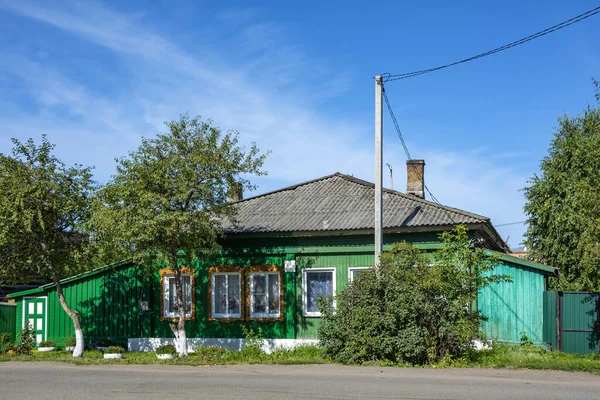 ロシアのマリインスク 2020年7月18日 ロシアのケメロヴォ地方 クズバスのマリインスク市の歴史的中心部にある古い木造住宅 — ストック写真